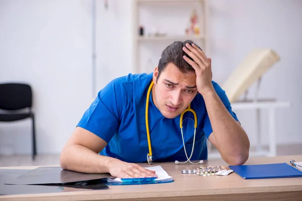 Jeune médecin masculin malheureux après le quart de nuit — Photo