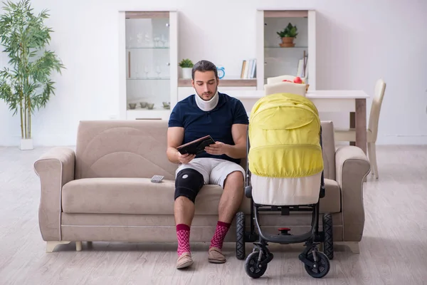 Jovem ferido cuidando de recém-nascido em amor não correspondido — Fotografia de Stock