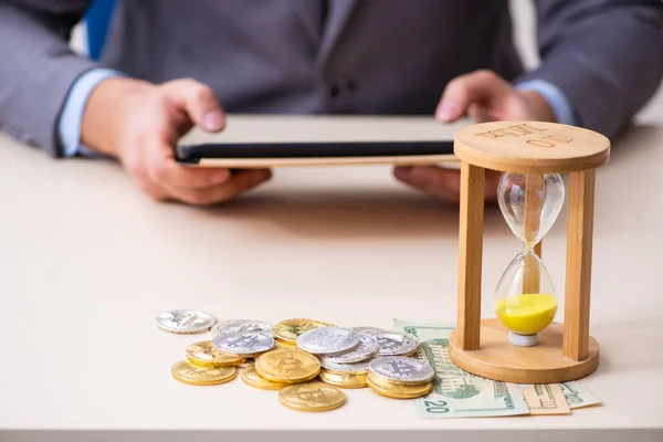 Jovem ganhando dinheiro via Internet no conceito de gerenciamento de tempo — Fotografia de Stock