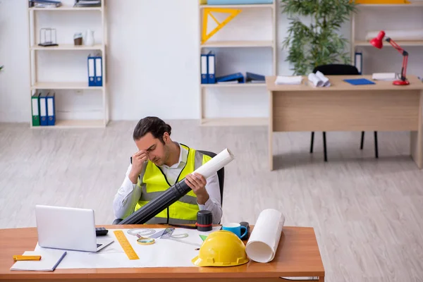 Jeune architecte masculin travaillant dans le bureau — Photo