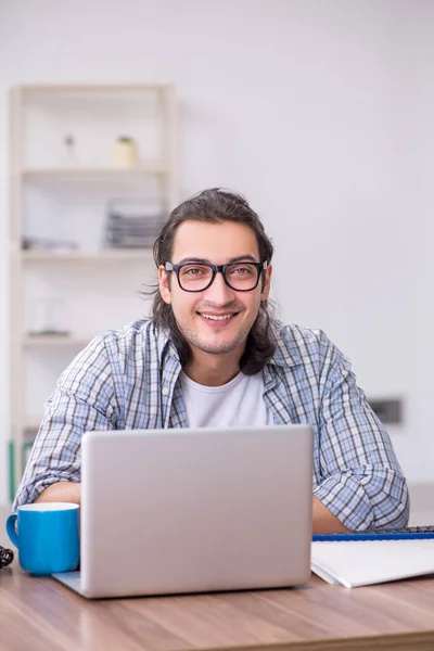 Jonge man het specialist werken in het kantoor — Stockfoto