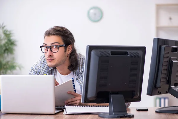 Jeune homme il spécialiste travaillant dans le bureau — Photo