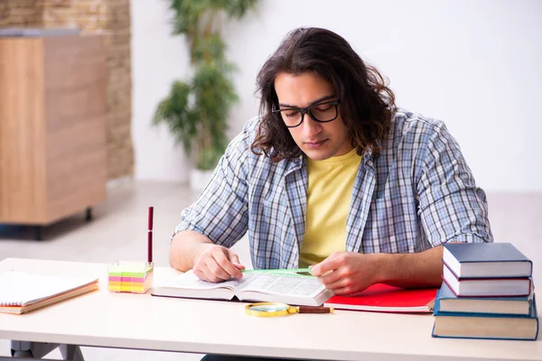 Jeune étudiant masculin se préparant aux examens — Photo