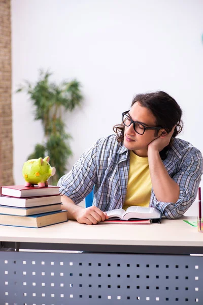 Ung manlig student förbereder sig för tentor — Stockfoto