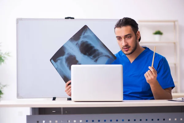 Jeune homme médecin professeur radiologue devant tableau blanc — Photo