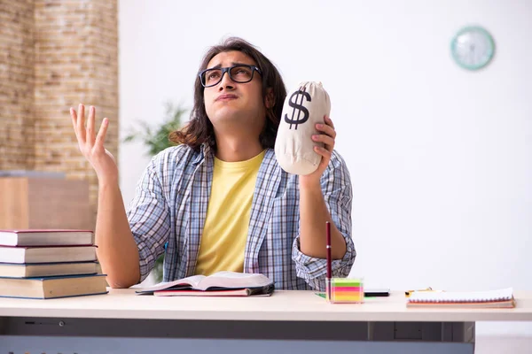 Ung manlig student förbereder sig för tentor — Stockfoto