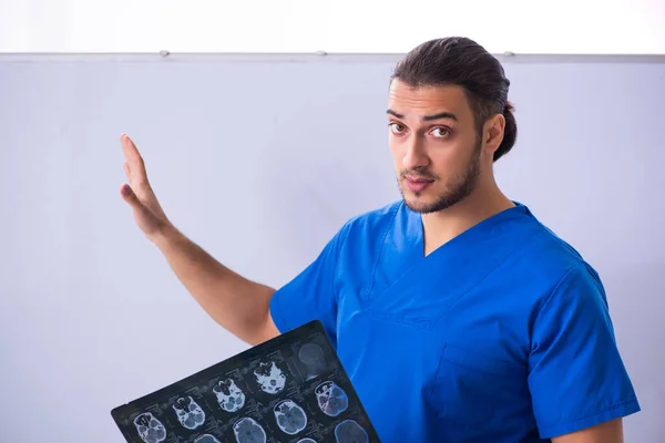 Jovem médico radiologista professor na frente do quadro branco — Fotografia de Stock