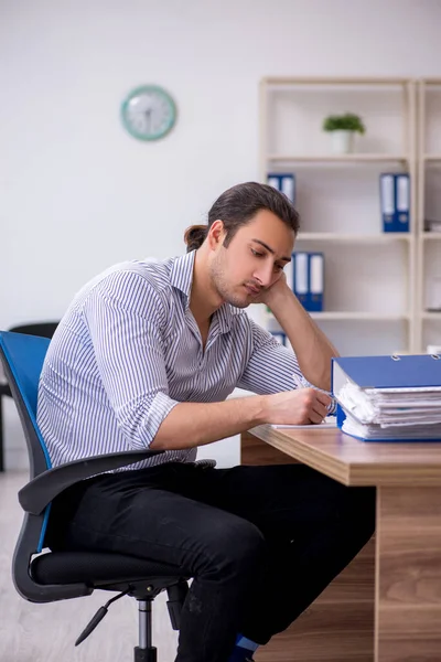 Junge männliche Buchhalterin arbeitet im Büro — Stockfoto