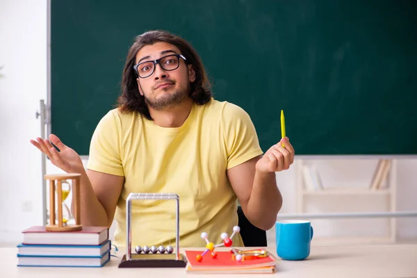 若い男性学生物理学者は、教室での試験の準備 — ストック写真