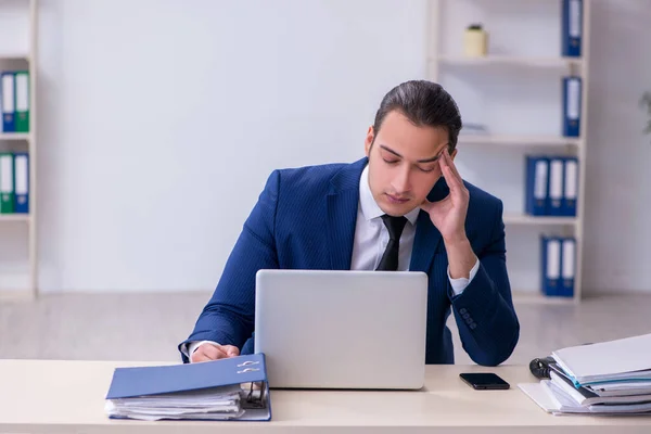 Malato dipendente maschile che soffre sul posto di lavoro — Foto Stock