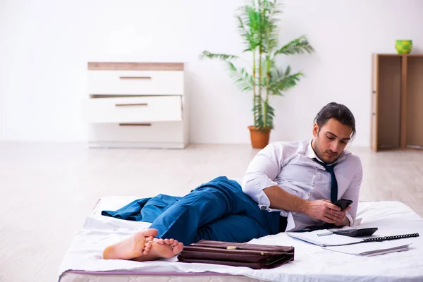 Young male employee working from home during pandemic — Stock Photo, Image