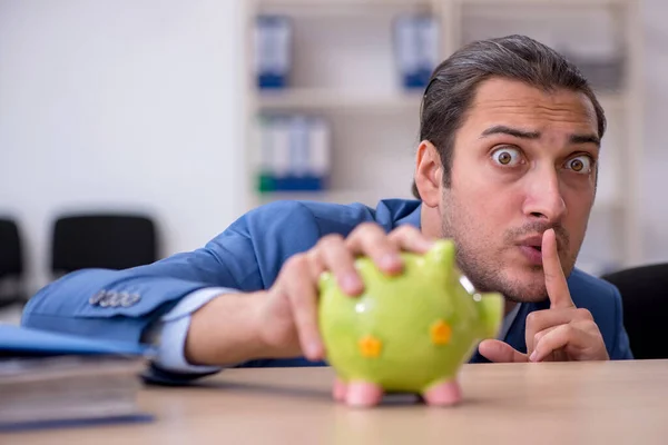 Ung manlig anställd i budgetplanering koncept — Stockfoto