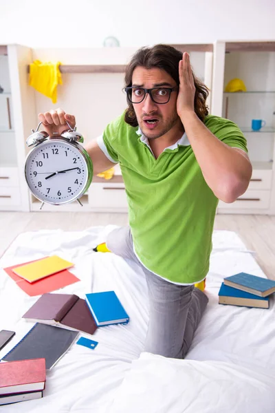 Joven estudiante masculino preparándose para los exámenes en casa — Foto de Stock