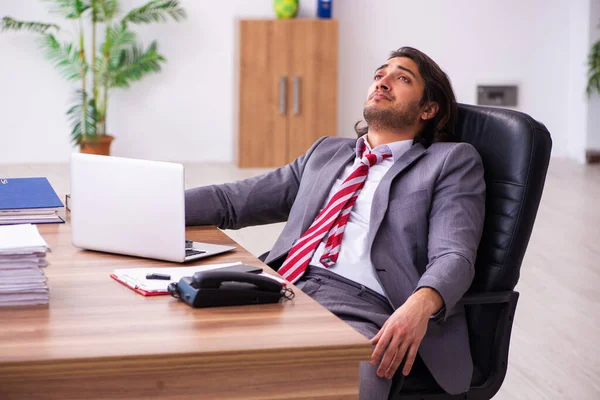 Junge männliche Angestellte im Büro — Stockfoto