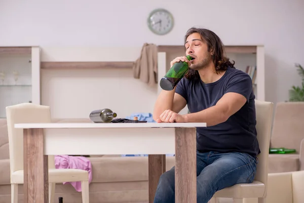 若い失業中の男は自宅でアルコールを飲む — ストック写真