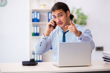 Ofiste çalışan genç bir erkek.