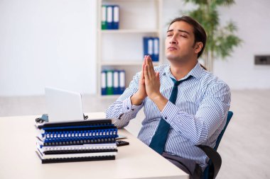 Ofiste çalışan genç bir erkek.