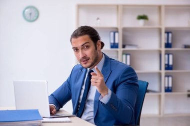 İş yerinde çalışan genç bir erkek.