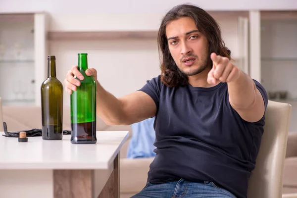 Joven desempleado bebiendo alcohol en casa —  Fotos de Stock