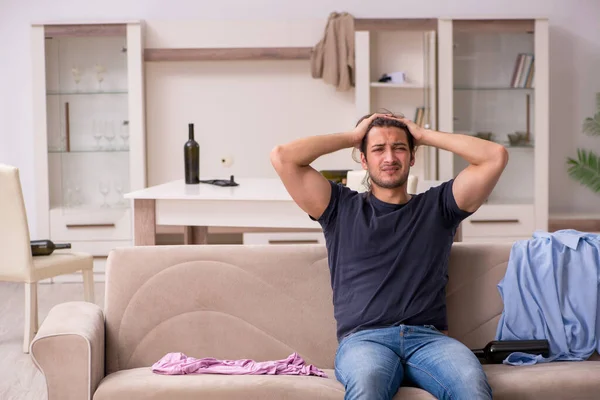 Young unemployed man drinking alcohol at home — Stock Photo, Image