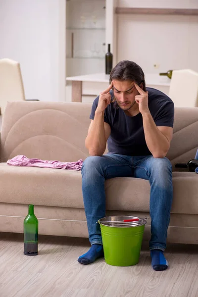 Młody człowiek uzależniony od alkoholu cierpiący na bóle brzucha w domu — Zdjęcie stockowe