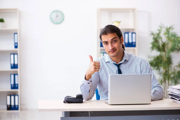 Jeune employé masculin travaillant au bureau — Photo