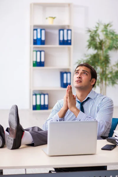 Junge männliche Angestellte im Büro — Stockfoto