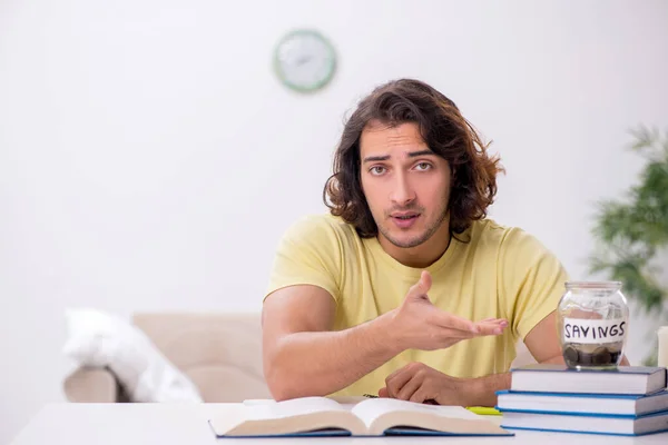 Jonge mannelijke student bereidt zich voor op examens thuis — Stockfoto