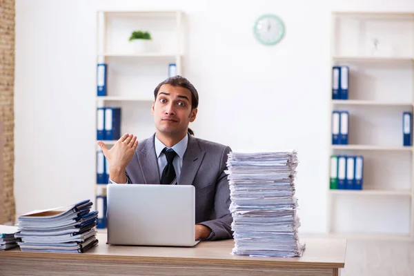 Giovane dipendente maschio infelice con il lavoro eccessivo — Foto Stock