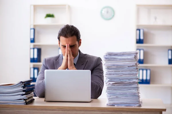 Junge männliche Mitarbeiter unzufrieden mit exzessiver Arbeit — Stockfoto