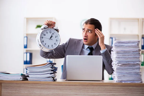 Werkbelasting mannelijke werknemer in time management concept — Stockfoto