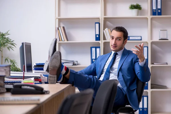 Hombre de negocios que trabaja en la oficina — Foto de Stock