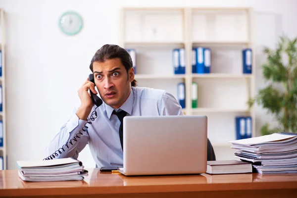 Employé masculin stressé travaillant au bureau — Photo