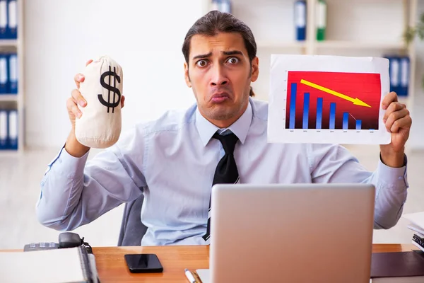 Young male sales analyst preparing financial report — Stock Photo, Image