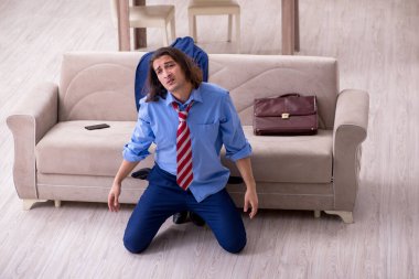 Genç bir erkek çalışanın işten çıkarılması