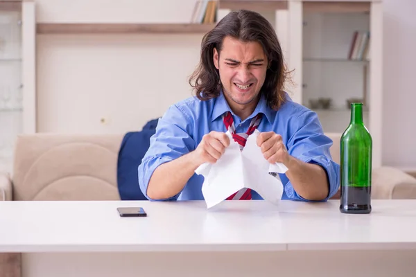 Jovem empregado masculino sendo demitido de seu trabalho em casa — Fotografia de Stock