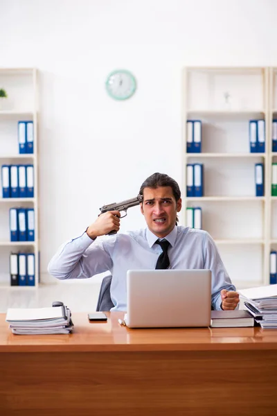 Empleado masculino deprimido suicidándose en el lugar de trabajo — Foto de Stock