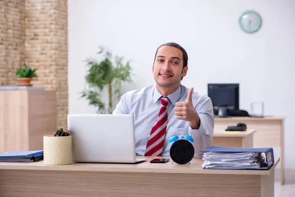 Jonge mannelijke werknemer in tijdmanagementconcept — Stockfoto