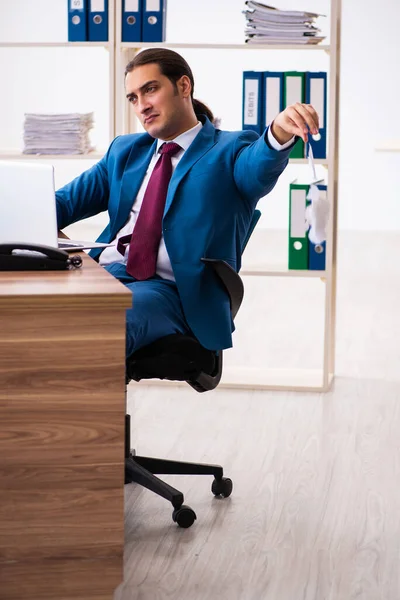 Joven empleado masculino que trabaja en la oficina — Foto de Stock