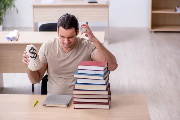 Giovane studente maschio che si prepara per gli esami in biblioteca — Foto Stock