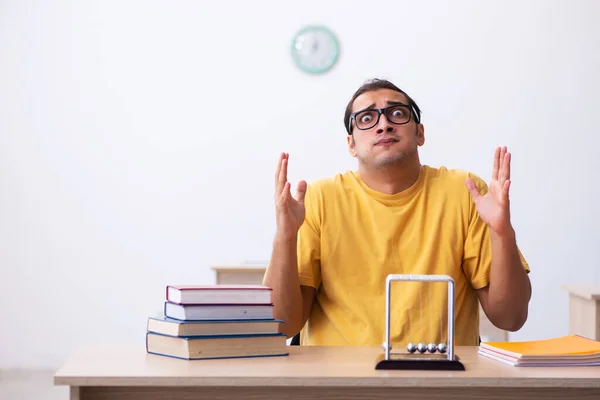 Jovem estudante de física se preparando para exames em sala de aula — Fotografia de Stock