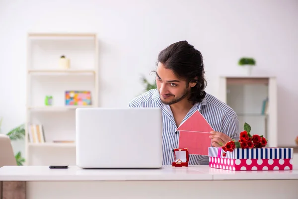 Giovane uomo di successo che fa proposta di matrimonio via internet — Foto Stock