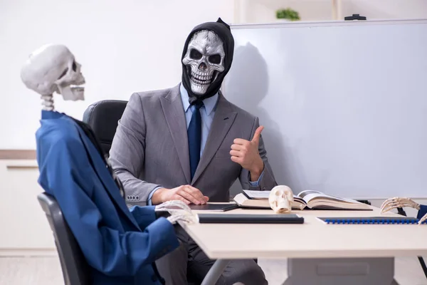 Lustiges Geschäftstreffen mit Teufel und Skeletten — Stockfoto
