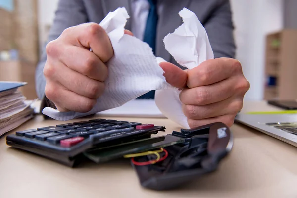 Jeune employé masculin mécontent du travail excessif au bureau — Photo