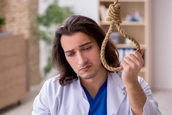 Joven doctor suicidándose en el hospital — Foto de Stock