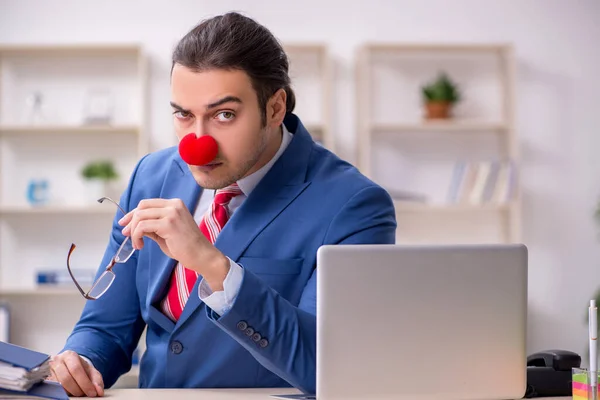 Śmieszny pracownik klaun pracujący w biurze — Zdjęcie stockowe