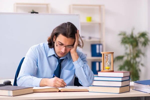 Jeune homme d'affaires étudiant en concept de gestion du temps — Photo