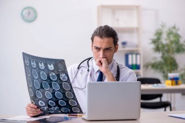 Klinikte çalışan genç bir erkek radyolog.