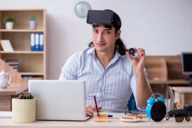 Ofiste çalışan genç bir iş adamı.