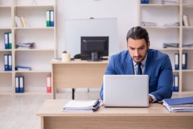 Ofiste çalışan genç bir iş adamı.